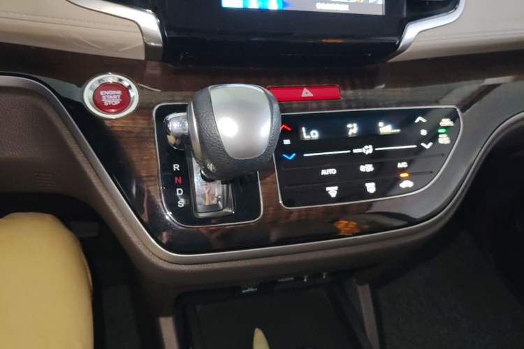 Used Honda Odyssey 2015 Revised 2.4L Luxury Edition Gear Lever