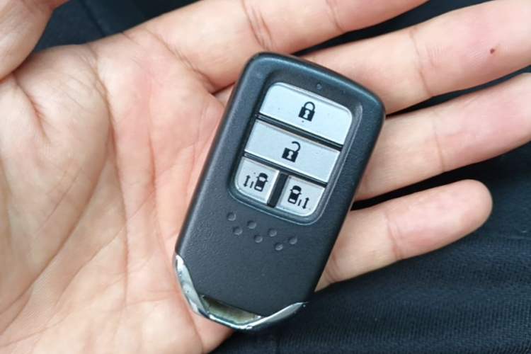 Used Honda Odyssey 2015 Updated 2.4L Smart Cool Version Interior 1