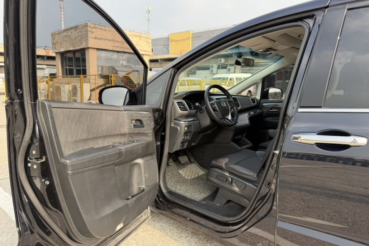 Used Honda Odyssey 2015 Updated 2.4L Smart Cool Version Interior 10