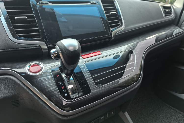 Used Honda Odyssey 2015 Updated 2.4L Smart Cool Version Interior 2