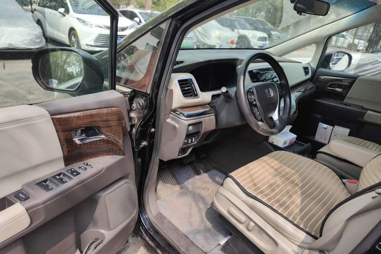 Used Honda Odyssey 2015 Updated Version 2.4L Smart Edition Interior 3