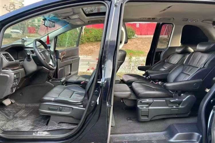 Used Honda Odyssey 2015 Updated Version 2.4L Smart Edition Interior 3
