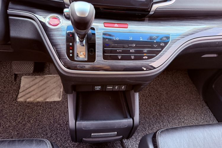 Used Honda Odyssey 2015 Updated 2.4L Smart Cool Version Interior 4