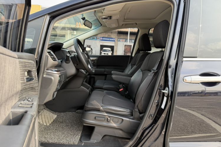 Used Honda Odyssey 2015 Updated 2.4L Smart Cool Version Interior 8