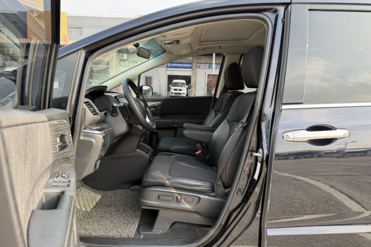 Used Honda Odyssey 2015 Updated 2.4L Smart Cool Version Left Front Seat