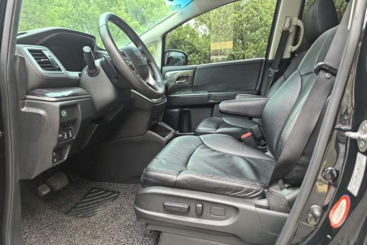 Used Honda Odyssey 2015 Updated 2.4L Smart Cool Version Left Front Seat