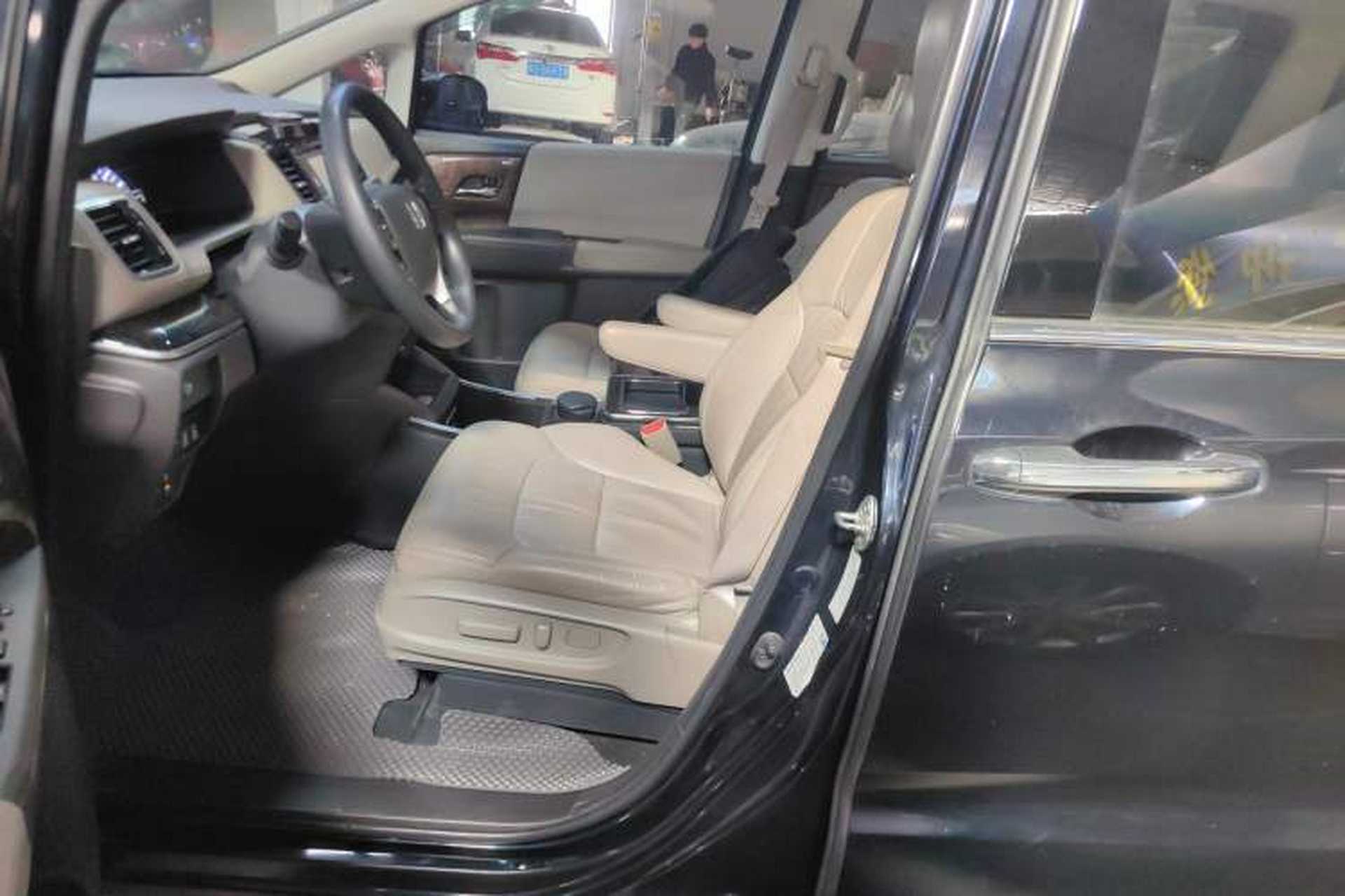 Used Honda Odyssey 2015 Revised 2.4L Luxury Edition Left Front Seat