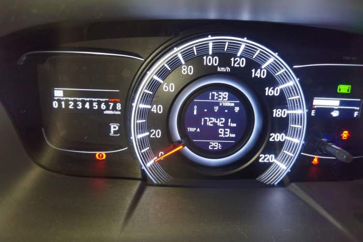 Used Honda Odyssey 2015 Updated Version 2.4L Smart Edition Odometer Close Up
