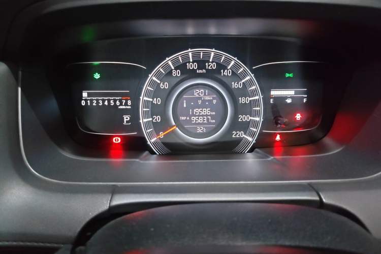 Used Honda Odyssey 2015 2.4L Smart Edition Odometer Close Up