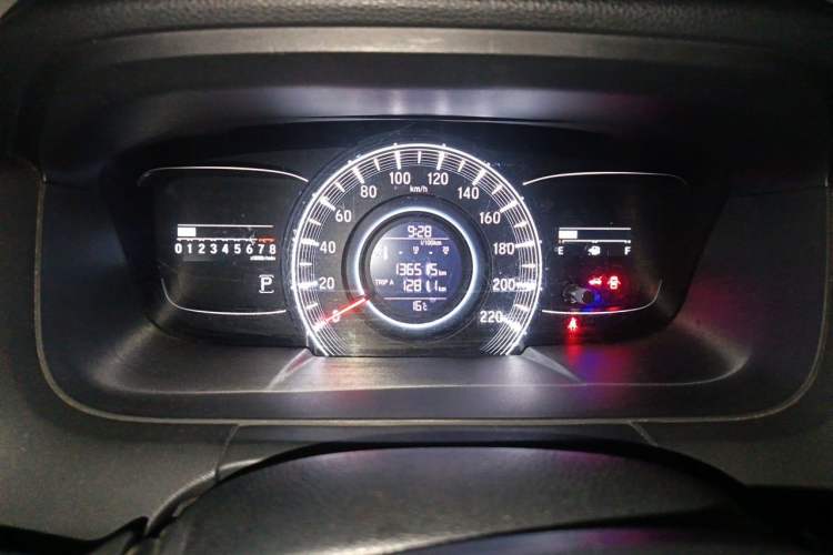 Used Honda Odyssey 2015 Updated Version 2.4L Smart Edition Odometer Close Up
