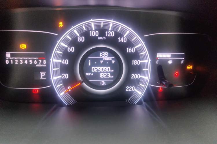 Used Honda Odyssey 2015 2.4L Smart Edition Odometer Close Up