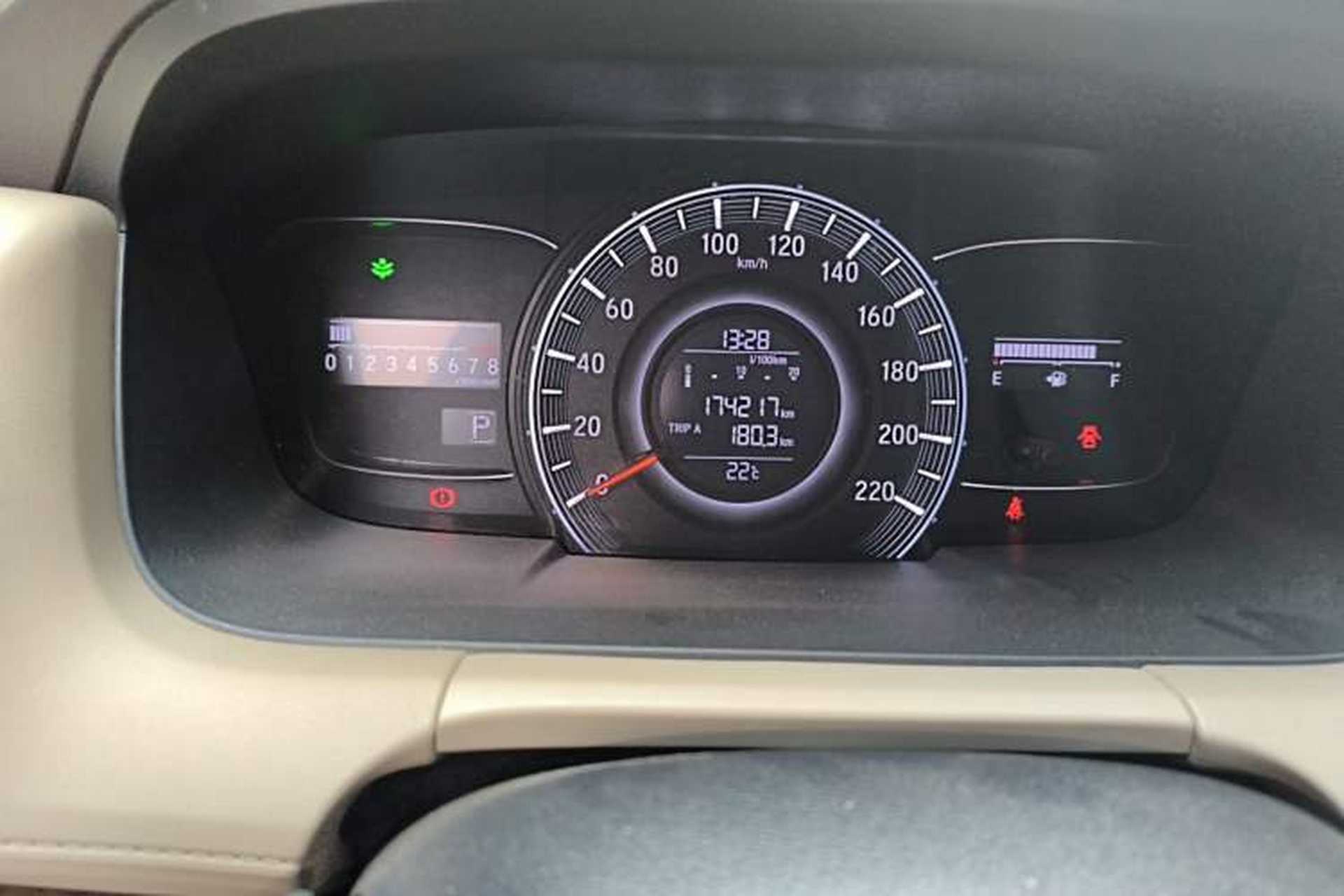 Used Honda Odyssey 2015 2.4L Smart Edition Odometer Close Up