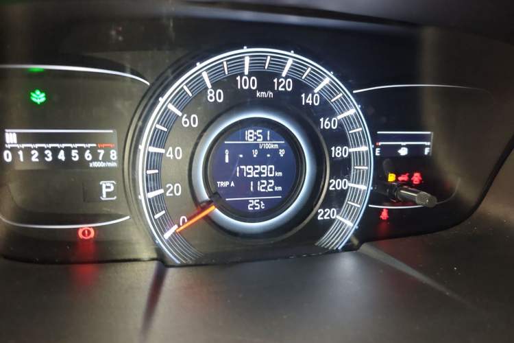 Used Honda Odyssey 2015 2.4L Smart Edition Odometer Close Up