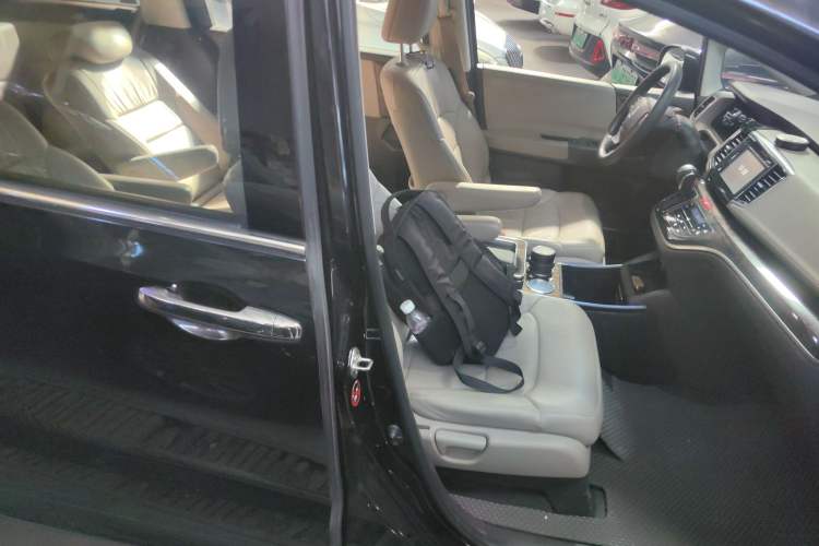 Used Honda Odyssey 2015 Revised 2.4L Luxury Edition Right Front Seat