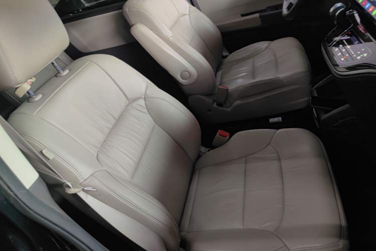 Used Honda Odyssey 2015 Revised 2.4L Luxury Edition Right Front Seat