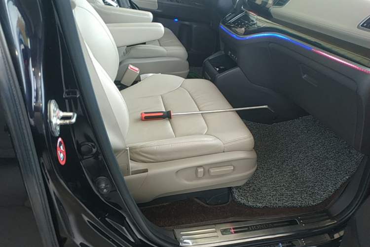 Used Honda Odyssey 2015 Updated Version 2.4L Smart Edition Right Front Seat