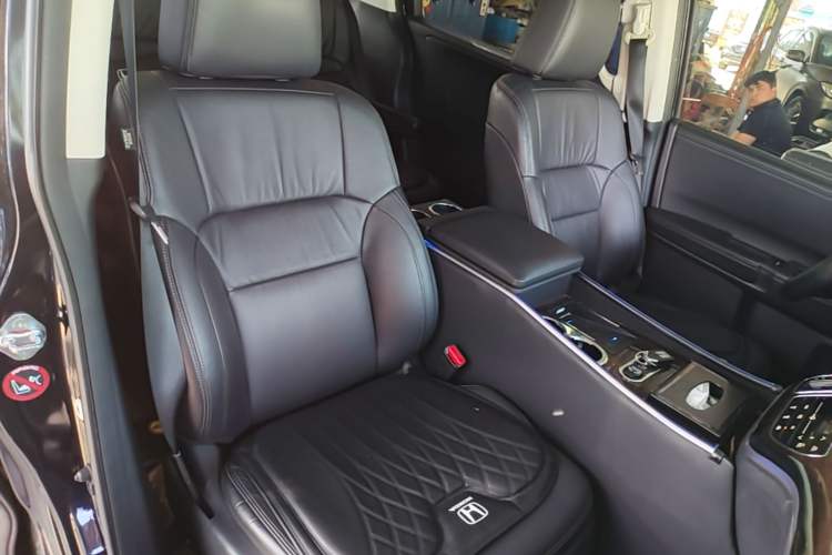 Used Honda Odyssey 2015 Updated Version 2.4L Smart Edition Right Front Seat