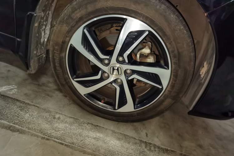 Used Honda Odyssey 2015 Updated Version 2.4L Smart Edition Right Front Wheel Hub