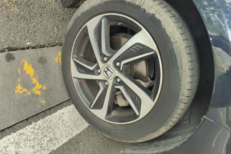 Used Honda Odyssey 2015 2.4L Luxury Edition Right Front Wheel Hub