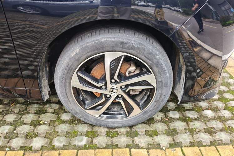 Used Honda Odyssey 2015 Updated Version 2.4L Smart Edition Right Front Wheel Hub
