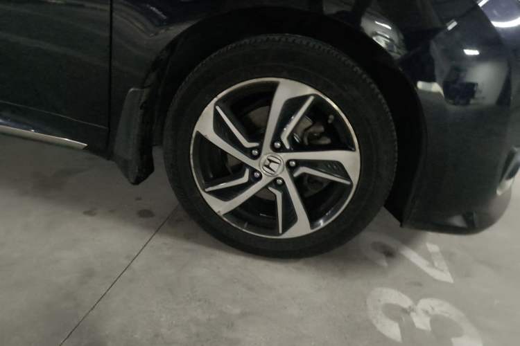 Used Honda Odyssey 2015 Updated Version 2.4L Smart Edition Right Front Wheel Hub