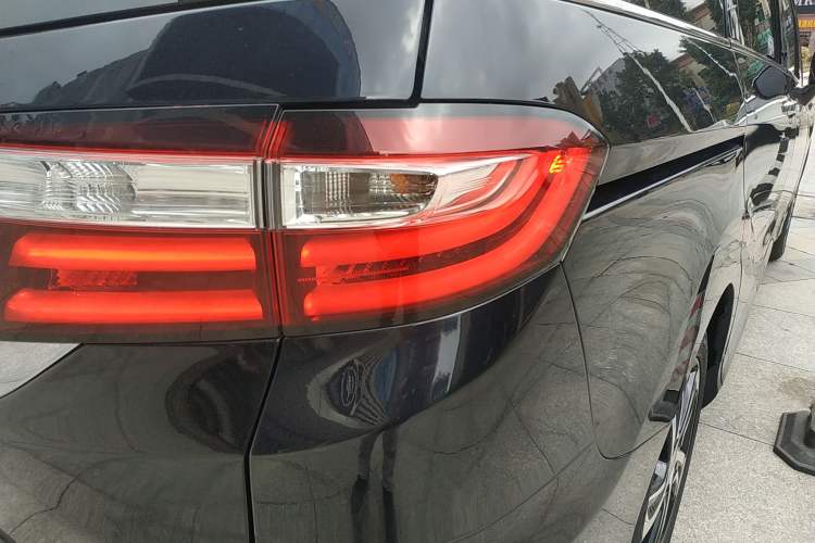 Used Honda Odyssey 2015 Updated Version 2.4L Smart Edition Right Rear Taillight