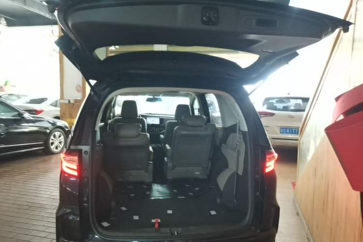 Used Honda Odyssey 2015 Updated Version 2.4L Smart Edition Trunk