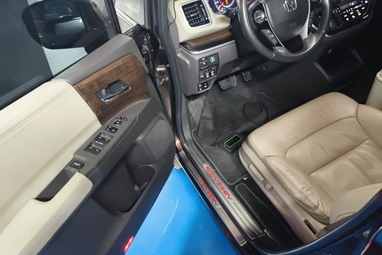 Used Honda Odyssey 2015 Revised Version 2.4L Supreme Edition Interior 3