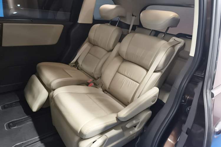 Used Honda Odyssey 2015 Revised Version 2.4L Supreme Edition Interior 4