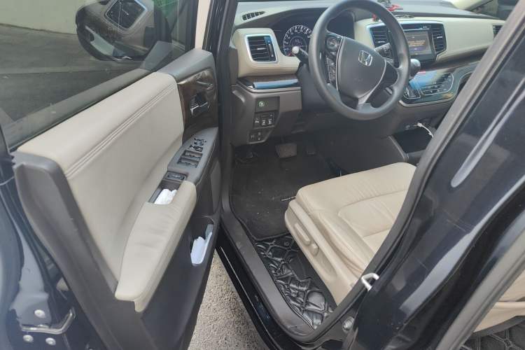 Used Honda Odyssey 2015 Revised 2.4L Luxury Edition Driver Seat