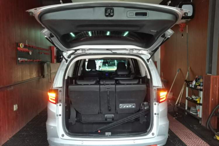 Used Honda Odyssey 2015 Updated Version 2.4L Smart Edition Trunk