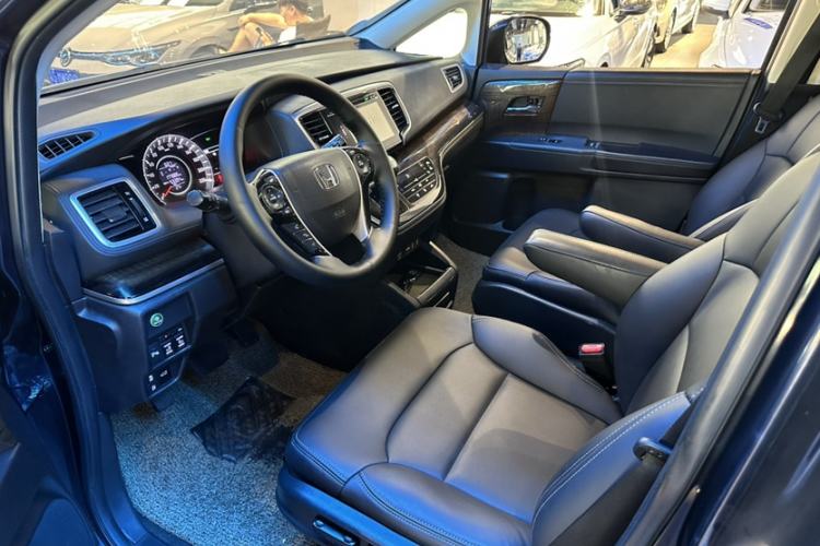 Used Honda Odyssey 2015 Updated Version 2.4L Smart Edition Interior 1