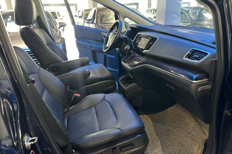 Used Honda Odyssey 2015 Updated Version 2.4L Smart Edition Interior 3