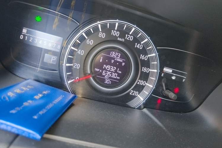 Used Honda Odyssey 2015 2.4L Smart Edition Odometer Close Up
