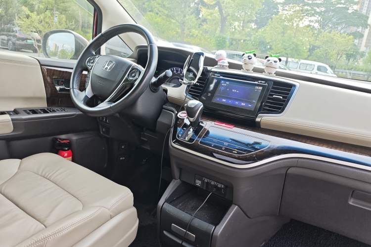 Used Honda Odyssey 2015 2.4L Smart Edition Interior 9