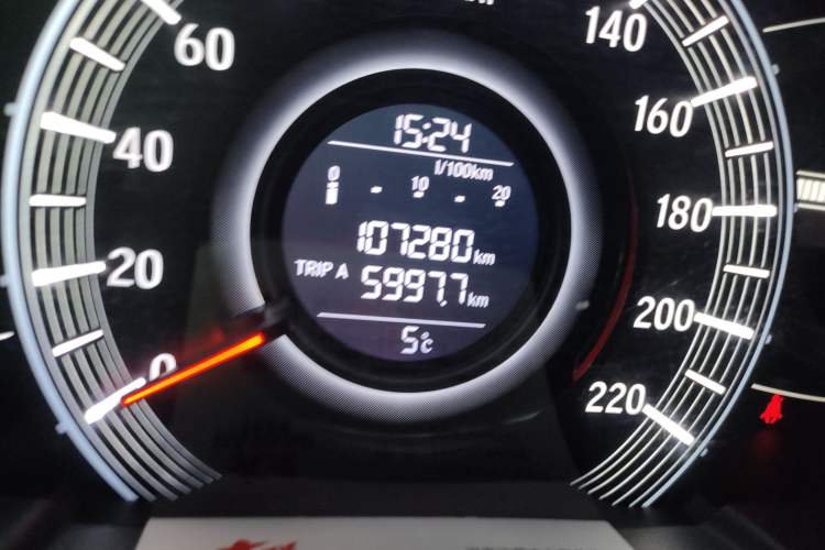 Used Honda Odyssey 2015 2.4L Smart Edition Odometer Close Up