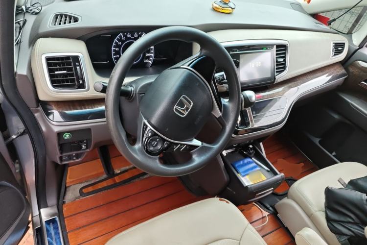 Used Honda Odyssey 2015 Revised Version 2.4L Comfort Edition Center Console