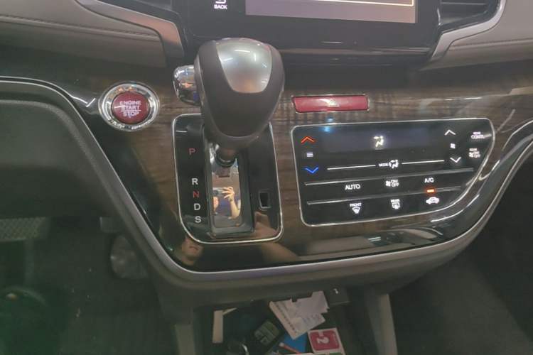Used Honda Odyssey 2015 Revised 2.4L Luxury Edition Gear Lever