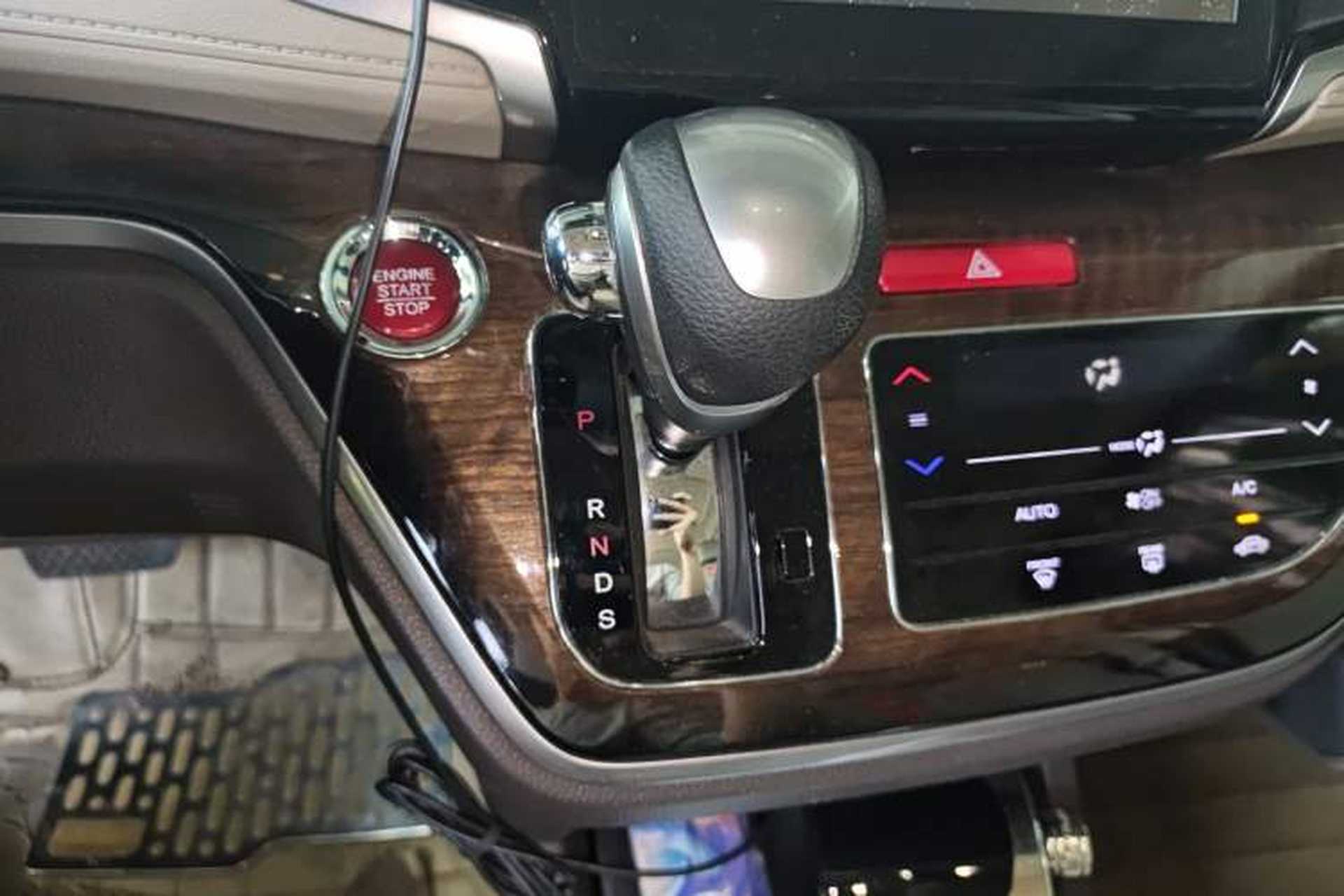Used Honda Odyssey 2015 Revised 2.4L Luxury Edition Gear Lever