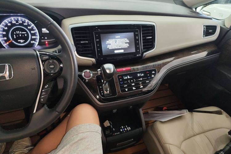 Used Honda Odyssey 2015 Revised Version 2.4L Supreme Edition Interior 2