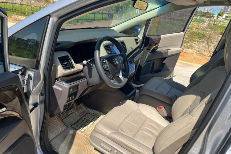 Used Honda Odyssey 2015 Revised 2.4L Luxury Edition Interior 2
