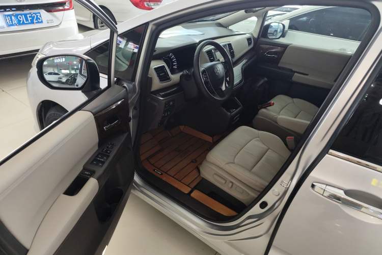 Used Honda Odyssey 2015 Revised Version 2.4L Supreme Edition Interior 3