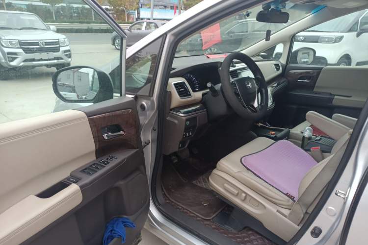 Used Honda Odyssey 2015 2.4L Smart Edition Interior 3
