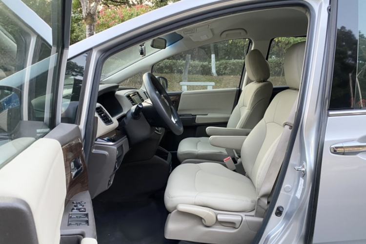 Used Honda Odyssey 2015 Revised Version 2.4L Comfort Edition Interior 4