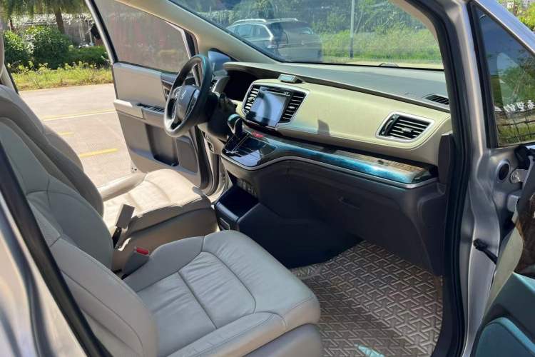 Used Honda Odyssey 2015 Revised 2.4L Luxury Edition Interior 4