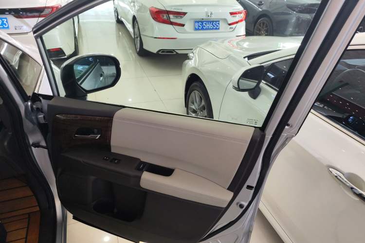Used Honda Odyssey 2015 Revised Version 2.4L Supreme Edition Interior 5