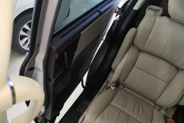 Used Honda Odyssey 2015 Revised Version 2.4L Supreme Edition Interior 6