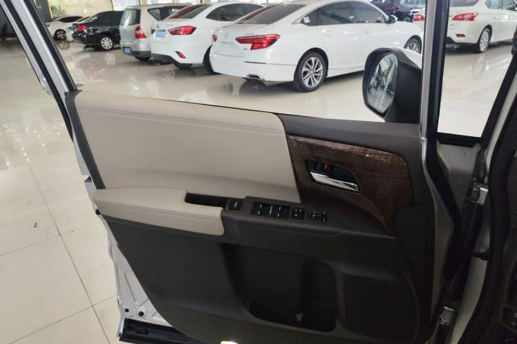 Used Honda Odyssey 2015 Revised Version 2.4L Supreme Edition Interior 7