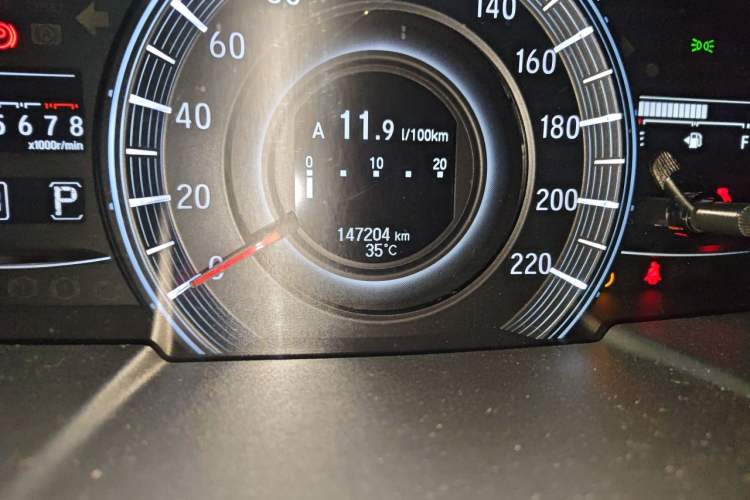 Used Honda Odyssey 2015 2.4L Supreme Edition Odometer Close Up