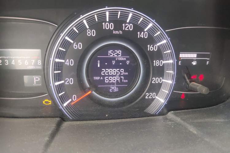 Used Honda Odyssey 2015 Updated Version 2.4L Smart Edition Odometer Close Up